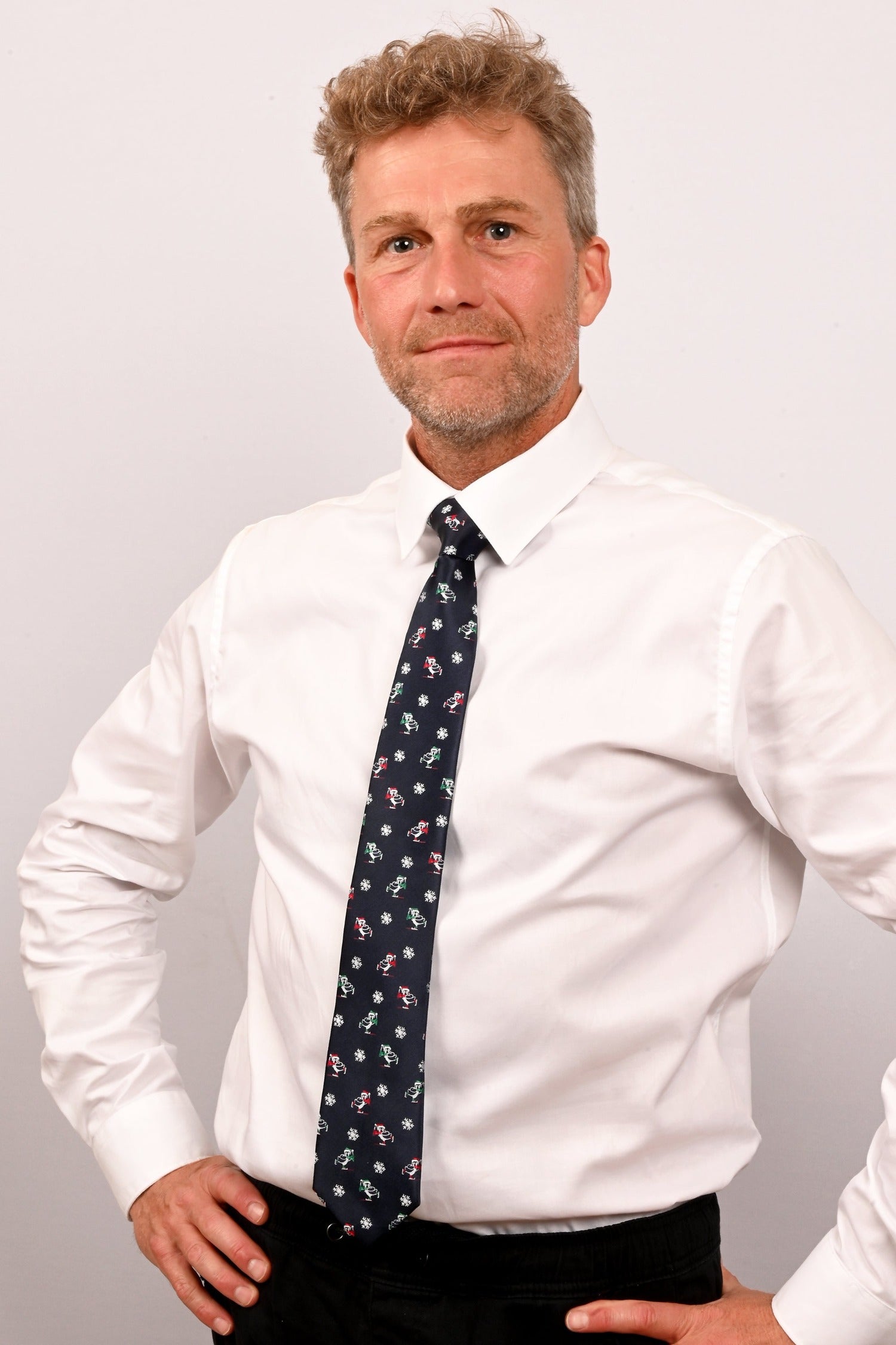 Cravate de Noël "Pingouins sur la patinoire"