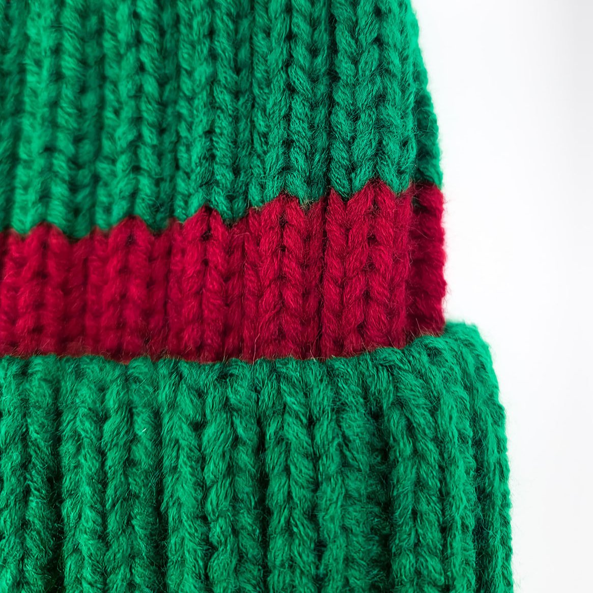 Bonnet de père Noël tricoté à rayures, rouge / vert