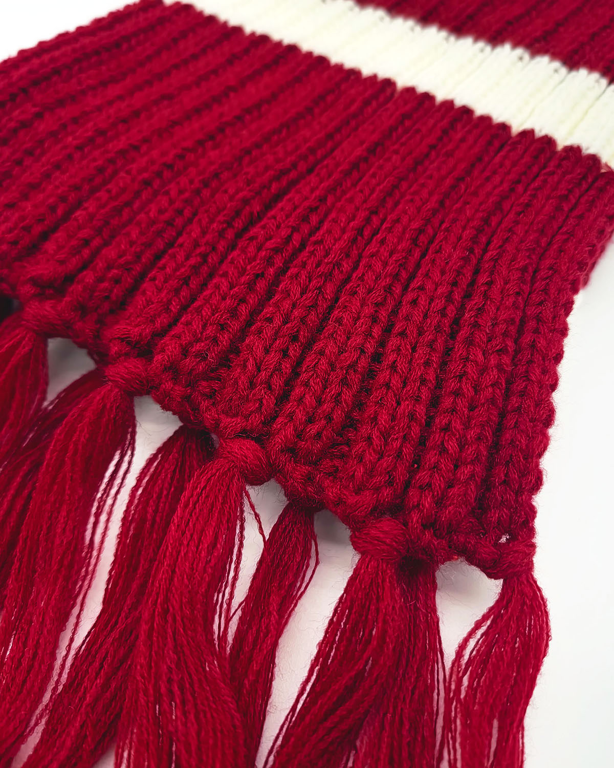Écharpe rouge à rayures blanches