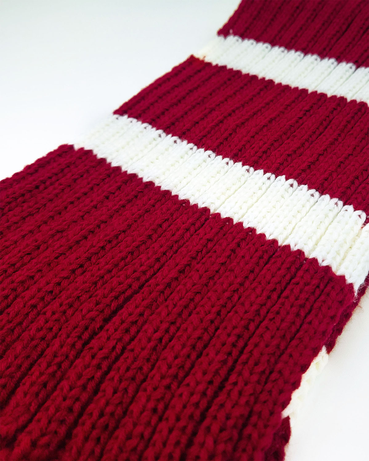 Écharpe rouge à rayures blanches