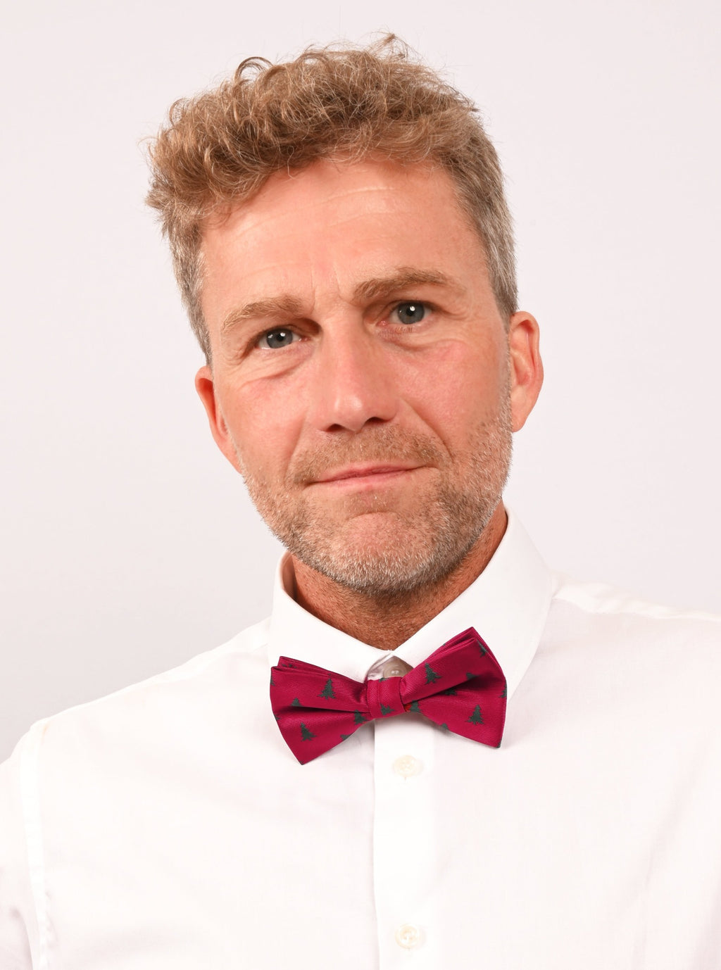Christmas bowtie "Deep Red with Christmas trees"