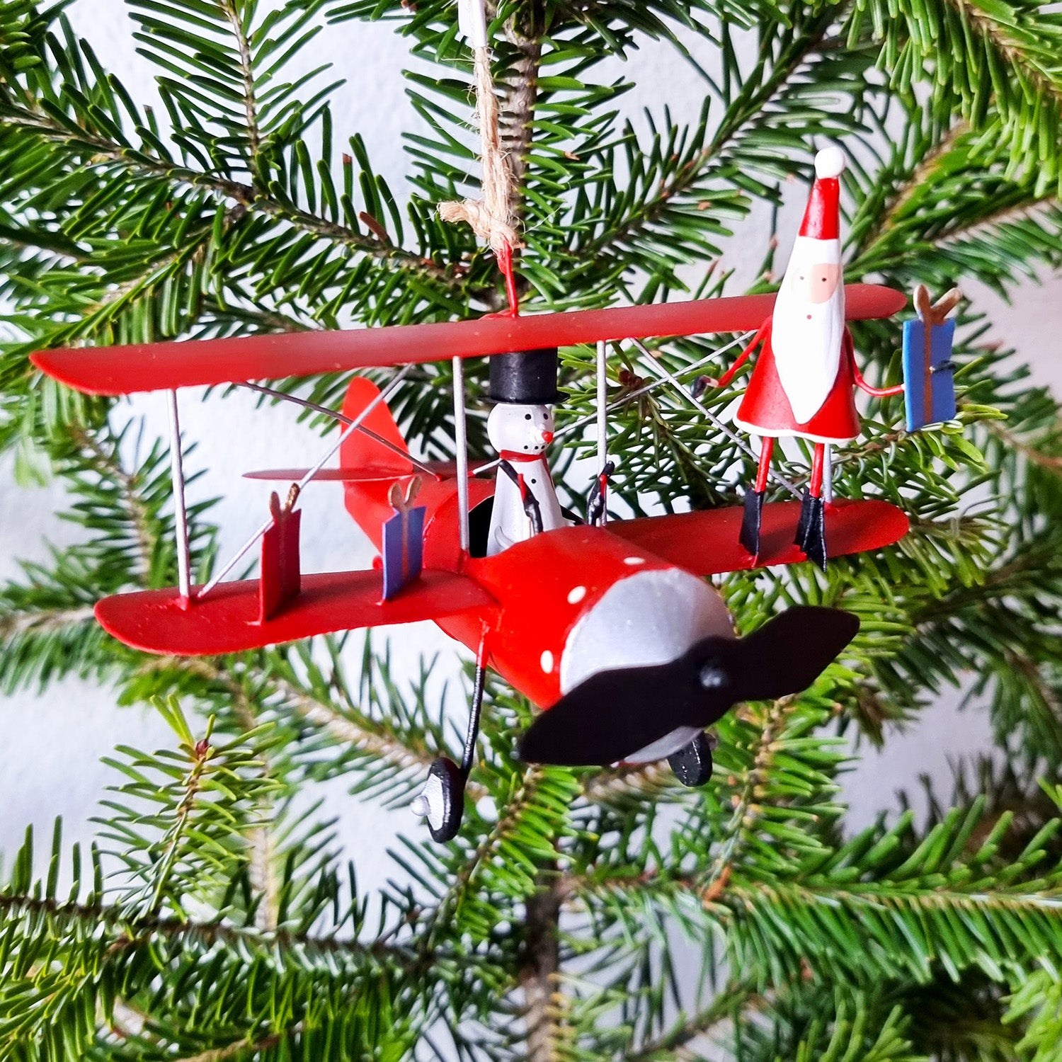 Bonhomme de neige et Père Noël dans l'avion