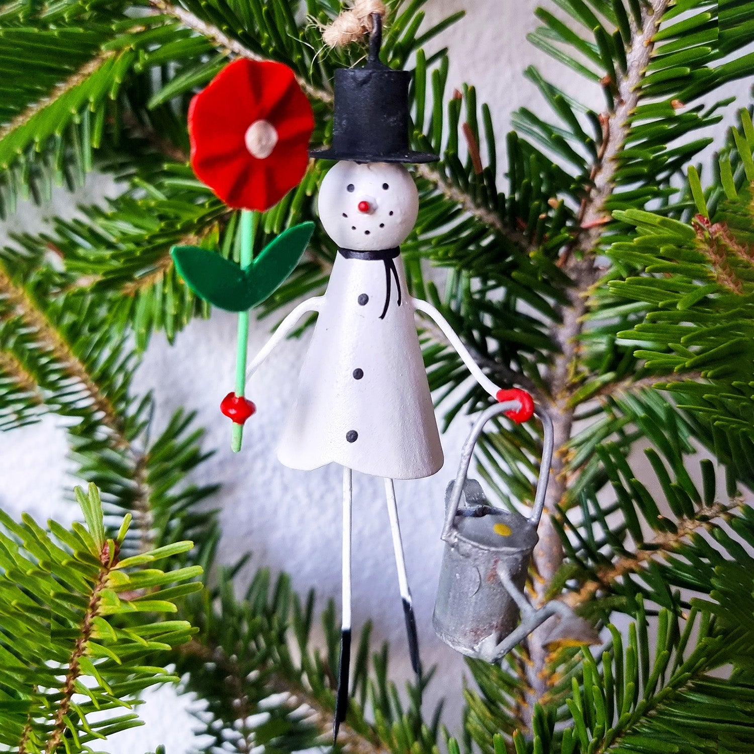 Bonhomme de neige fait du jardinage